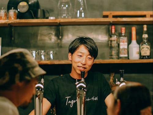 お客様と会話を楽しむカフェ営業