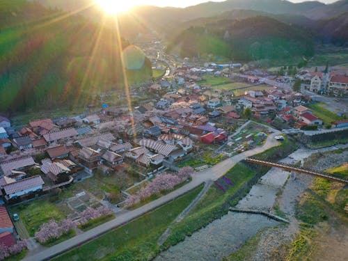上空からドローンで捉えた、村の中心エリア。出雲街道・旧 宿場町。住居地でもあり観光地でもある中心通りは、具体的な規制がないものの石州瓦(せきしゅうがわら)による統一感がみられる。