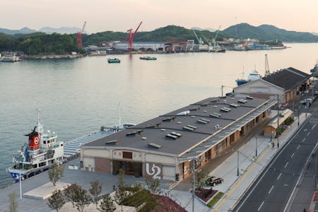 「ONOMICHI U2」は、70年以上前に建てられた海運倉庫をリノベーションした サイクリストフレンドリーな複合施設。ホテル、レストラン、バー、ベーカリー、サイクルショップなどを併設。 