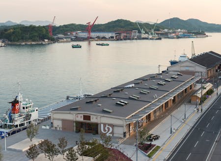 「ONOMICHI U2」は、70年以上前に建てられた海運倉庫をリノベーションした サイクリストフレンドリーな複合施設。ホテル、レストラン、バー、ベーカリー、サイクルショップなどを併設。 