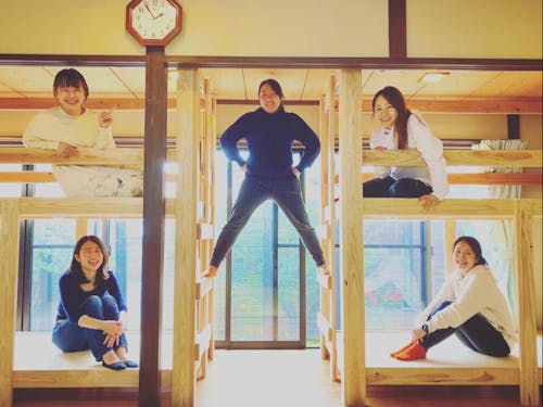 宇部市で、関係人口プロジェクトも手掛ける八代谷さん(写真は、みんなでつくったベッドでパチリ)