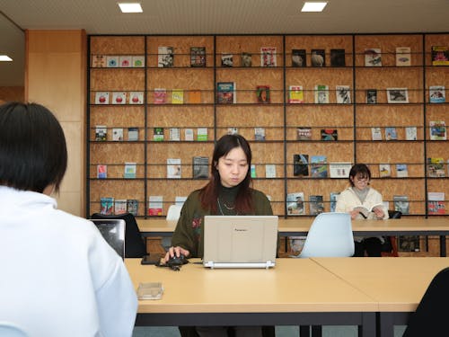 社員は無料で利用できる活動拠点内のコワーキングスペース