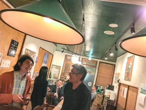 ゲストハウスのラウンジでもある〝バー〟に集う、宿泊客や地元の人たち。