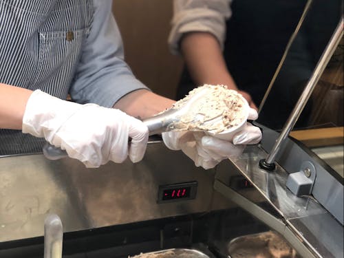 ジェラートを盛付る作業