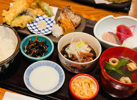 昼食　静岡の美味しい食事を召し上がってください。
