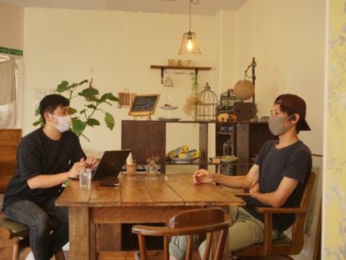 「情報発信」移住者インタビューの一場面