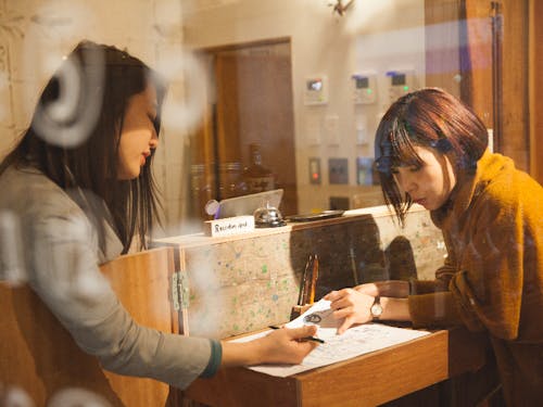 ゲストハウスのチェックインの様子