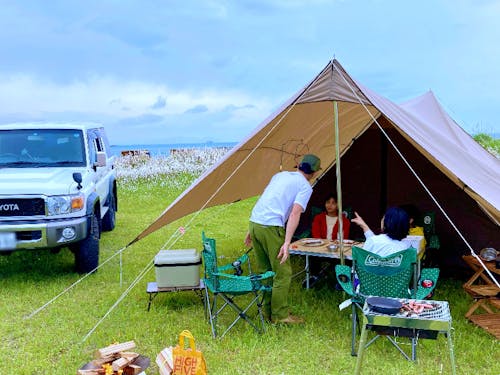 キャンプサイトからは海が見える