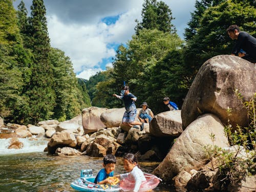 夏は源流の川で大人も子供も遊びます