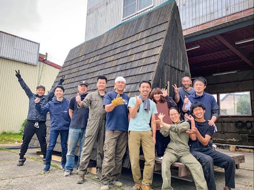 第4期シモカワベアーズの大石さん。町民有志が集まり、制作したA型キャビンの搬出を手伝った(いい笑顔!)。