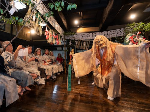 一晩中舞明かす高千穂の夜神楽。写真は、インバウンドプログラムとして特別に奉納されたもの。