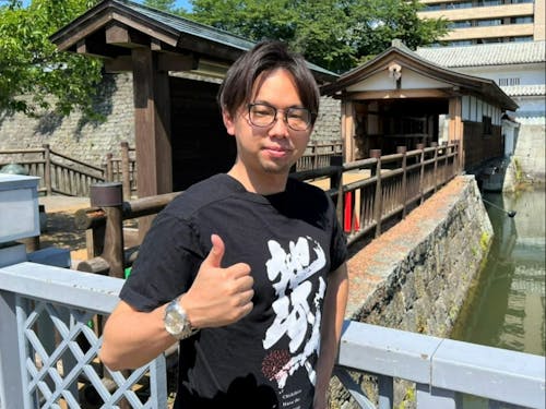 福井県定住交流課の嶋田です。「地域人」Tシャツを着ています。
