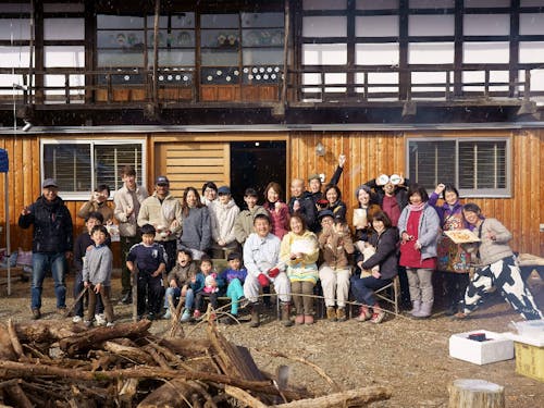 村民や移住者が集まる秋の収穫祭の様子