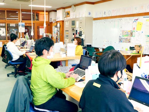 元職員室を利用し、スタッフの仕事場としています。