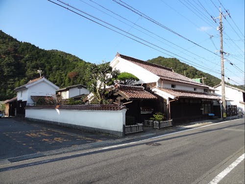 格子戸が町並みにマッチしています。