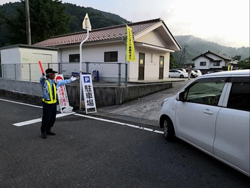 イベント会場での駐車場案内の様子