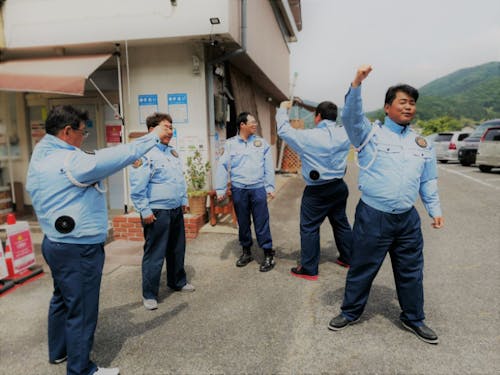 空調服を支給されテンションが上がる社員たち