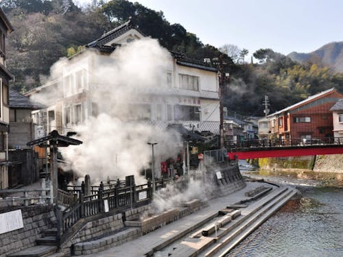 豊かな温泉資源でワーケーション誘致などに取り組む