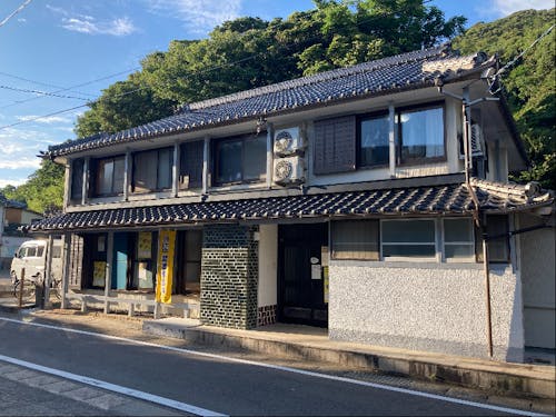 築約100年の古民家「しまなび舎」、外観は昔のままです。