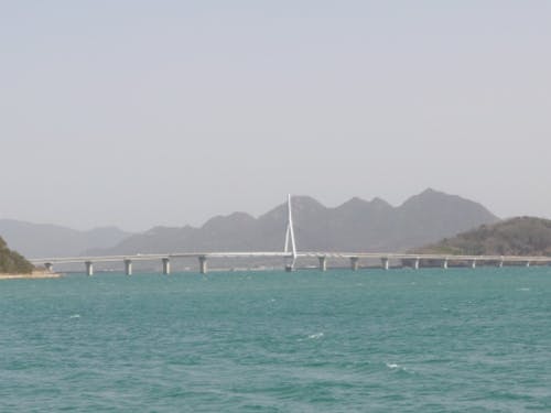 秋穂の周防大橋は、天に伸びる白い塔のデザインが美しい