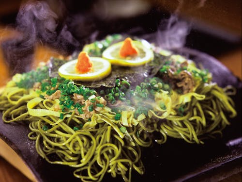 熱々の瓦に茶そば、牛肉、錦糸卵をのせ、青ネギ、海苔とレモン、モミジおろしをトッピング♪