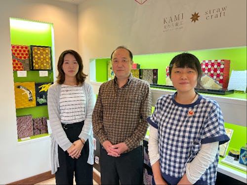 左:地域おこし協力隊 福井さん 真ん中:麦わら細工伝統工芸士 神谷さん、右:地域おこし協力隊今井さん