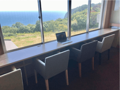 こんなコワーキングでお仕事したりしながら