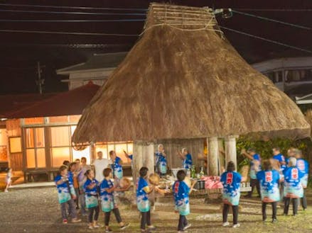 宿泊施設内の高倉。集落の踊りの行事の際には多くの人が集います。