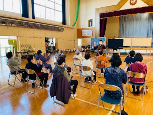 地域住民と100歳体操を行う様子