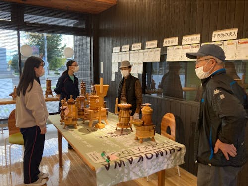 課題研究の一環で町内のイベントのお手伝いをしました。地域のおじいちゃんたちが楽しそうに話をしていたのが印象的。