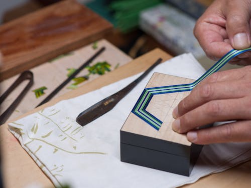 繊細な作業から美しい作品が生まれます