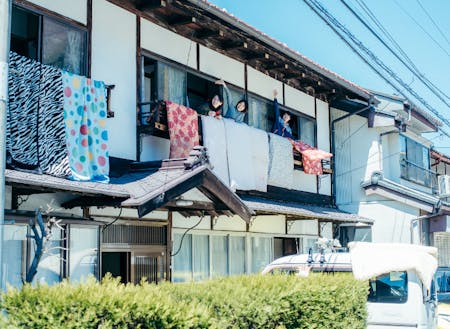 坂勘は宿場町に佇む築100年程度の古旅館です。多くの人々を受け入れた歴史と暮らしの趣が素敵なお家です。