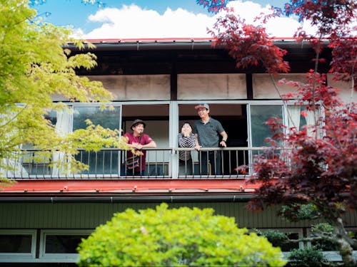 坂勘の裏側、シェアハウスとして貸し出す部屋から中庭に向かって坂勘のシェアメイトが集まり初めて撮影した記念写真!