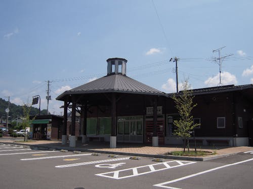 飯野町内にあるいいの交流館 キャノピーはUFO型