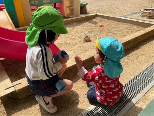 園庭で・・なぁーなぁー、コレなに?