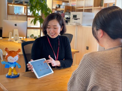 窓口でサポートする様子※この写真はヤラセです。