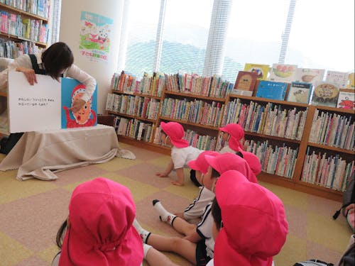 図書館司書による園児への読みきかせ