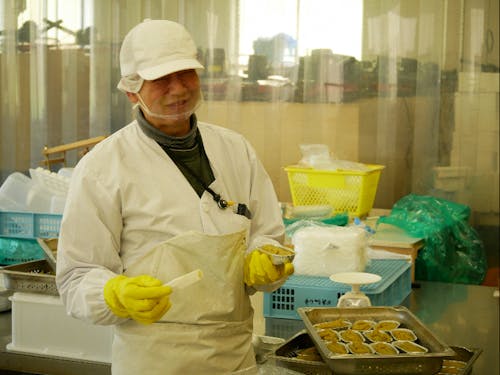 サツマイモスイーツをつくる永井さん