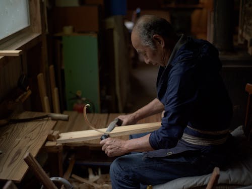 吉野林業の聖地・川上村では昔から樽丸が作られていました。木の性質をうまく利用して、お酒や味噌を入れる材料に変身します。