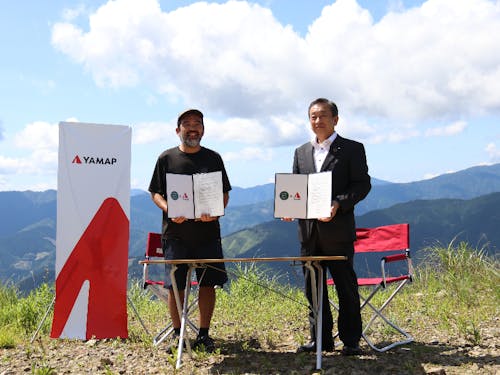 扇山の登山口で行われた連携協定調印式の様子