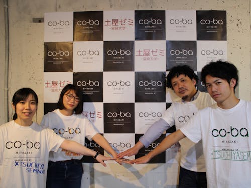 右側後ろだけ学生ではない(カフェの店長の今西さん)