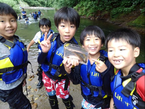 珍しい魚ゲット!名前がわからないものは、帰ってから一緒に図鑑で調べていきます。