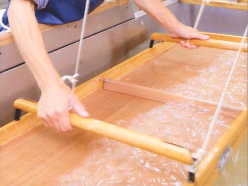 1000年変わらぬ手漉き製法で作り継がれています。