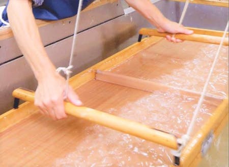 1000年変わらぬ手漉き製法で作り継がれています。