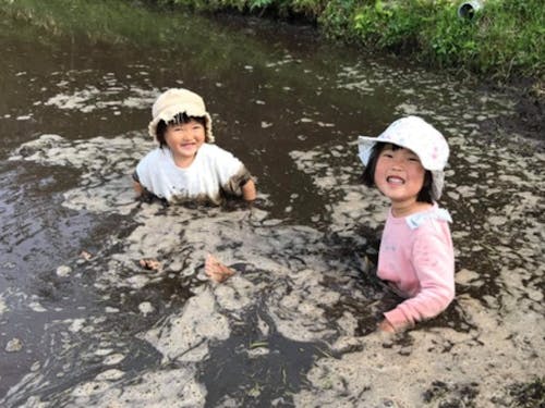 田んぼの水は温かい!最初は汚れるのが嫌がっていた子どもたちですが、カエルの卵に夢中になっていたら、こんな姿に。