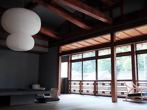 今回改修したスイートルームです。奥の窓からは城崎の街並みを一望できます。