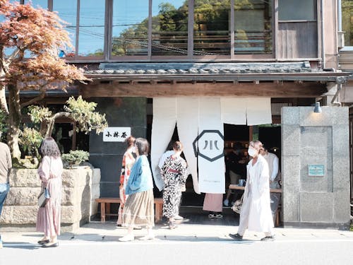 正面入り口。長尺の暖簾と小林屋の新ロゴが目印です。