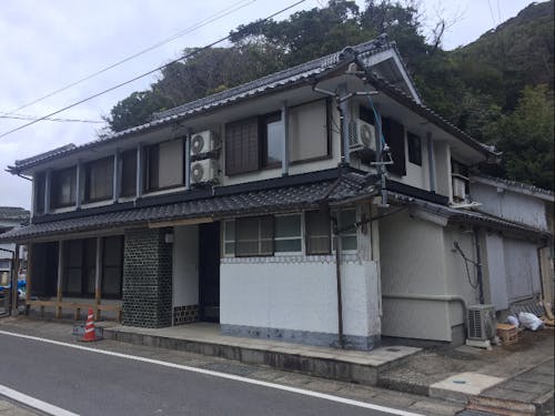 築約100年の古民家「しまなび舎」、外観は昔のままです。