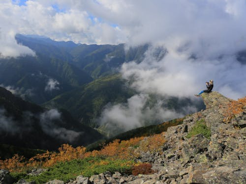 甲斐駒ヶ岳と仙丈ヶ岳の雄姿を間近に眺められる栗沢山山頂
