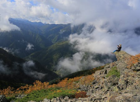 甲斐駒ヶ岳と仙丈ヶ岳の雄姿を間近に眺められる栗沢山山頂